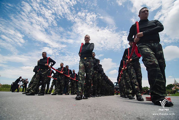 กำลังพลฝึกซ้อมฉุดชักราชรถ ในพระราชพิธีถวายพระเพลิงพระบรมศพ ร.9