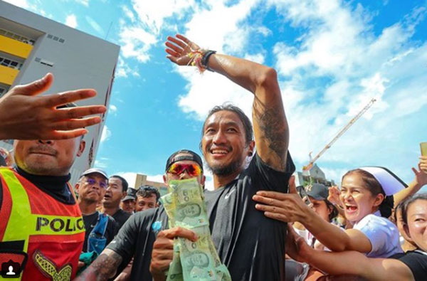 ประมูลรองเท้าวิ่ง ตูน บอดี้สแลม