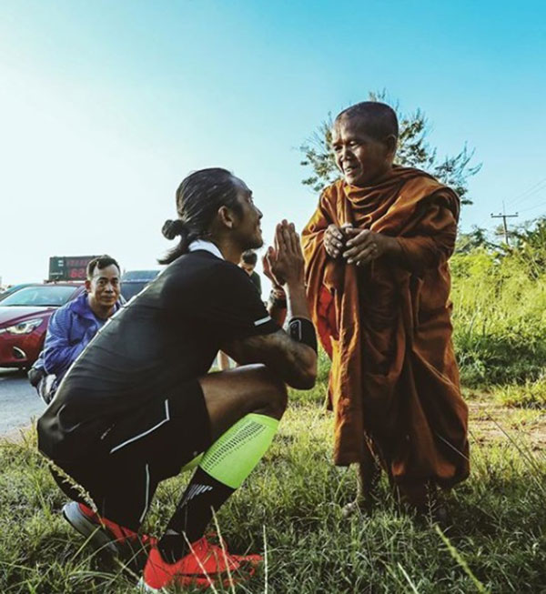 ประมูลรองเท้าวิ่ง ตูน บอดี้สแลม