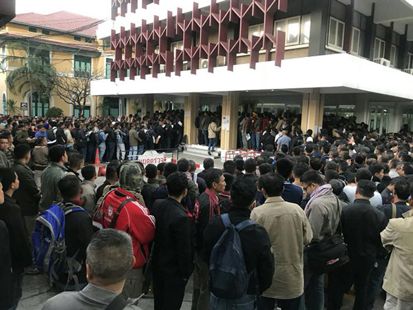 ตำรวจชั้นประทวน รอคิวซื้อปืนราคาถูก