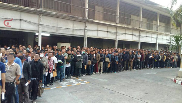 ตำรวจชั้นประทวน รอคิวซื้อปืนราคาถูก