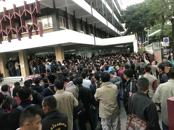 ตำรวจชั้นประทวน รอคิวซื้อปืนราคาถูก