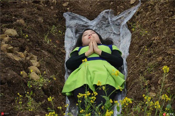 จีนผุดพิธีประหลาด จับสาว ๆ มานอนลงหลุม