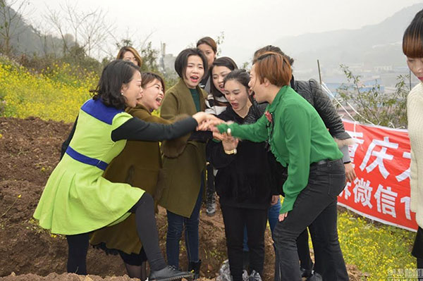 จีนผุดพิธีประหลาด จับสาว ๆ มานอนลงหลุม