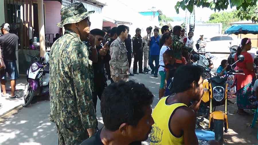 ชาวเลราไวย์ รวมตัวนั่งล้อมบ้านต้านเจ้าหน้าที่เข้ารื้อถอน รับแพ้คดีแต่ไม่มีที่ไป