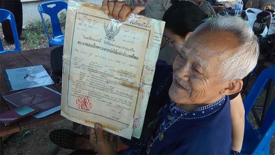 ชาวเลราไวย์ รวมตัวนั่งล้อมบ้านต้านเจ้าหน้าที่เข้ารื้อถอน รับแพ้คดีแต่ไม่มีที่ไป