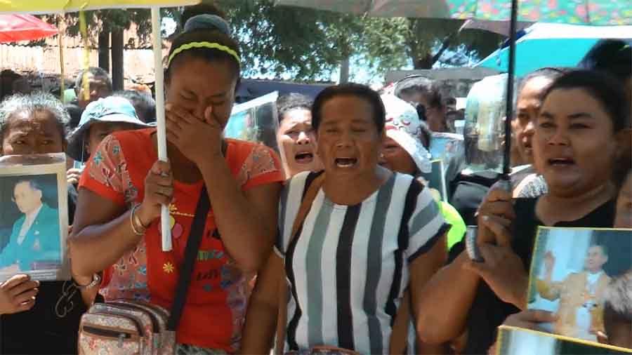 ชาวเลราไวย์ รวมตัวนั่งล้อมบ้านต้านเจ้าหน้าที่เข้ารื้อถอน รับแพ้คดีแต่ไม่มีที่ไป