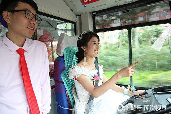 เจ้าสาวขับรถเมล์พาเจ้าบ่าวไปร่วมพิธีวิวาห์