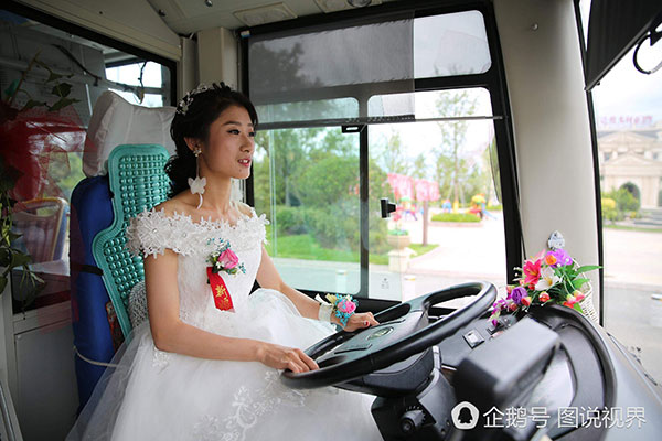 เจ้าสาวขับรถเมล์พาเจ้าบ่าวไปร่วมพิธีวิวาห์