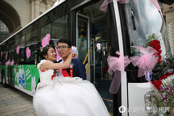เจ้าสาวขับรถเมล์พาเจ้าบ่าวไปร่วมพิธีวิวาห์