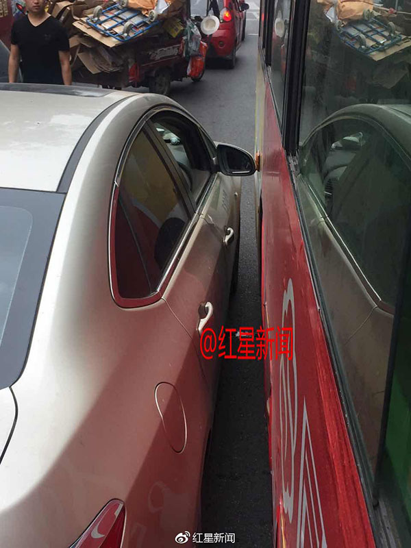 สาวทะเลาะกับคนขับรถเมล์