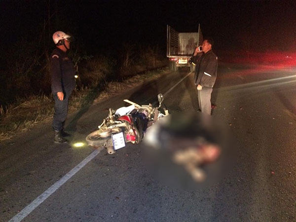 รปภ. ดีใจถูกหวย รีบบึ่งมอเตอร์ไซค์กลับบ้าน-พุ่งชนท้ายรถพ่วง ดับคาที่ 