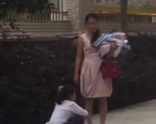 ครูประถมจิกหัวเด็กหญิงลากกับพื้น