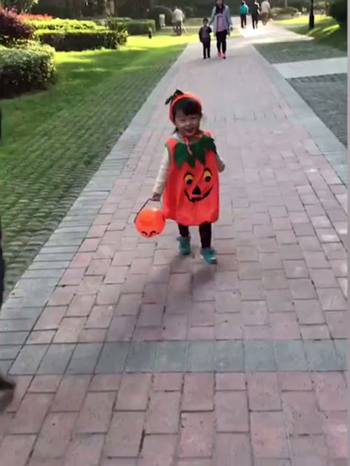 หนูน้อยสุดเศร้า รร.นัดแต่งแฟนซีฮาโลวีน แต่วันจริง ไหงจัดเต็มอยู่คนเดียว