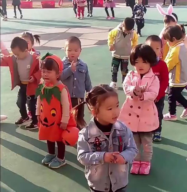 หนูน้อยสุดเศร้า รร.นัดแต่งแฟนซีฮาโลวีน แต่วันจริง ไหงจัดเต็มอยู่คนเดียว