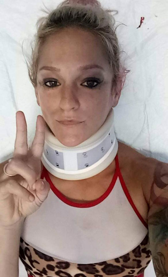 นาทีชีวิต นักกายกรรมสาวโชว์โหนห่วง แต่สลิงขาด-ดิ่งกระแทกพื้น คอหักกลางเวที