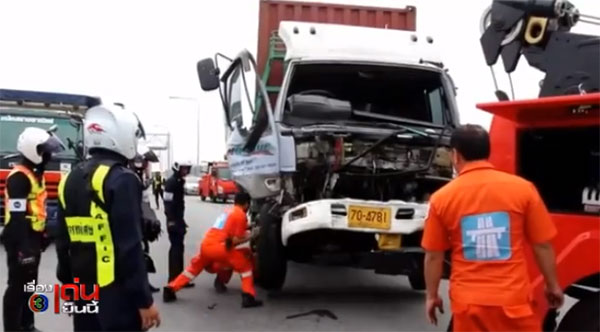 สิบล้อเบรกแตก พุ่งชนรถต่อคิวจ่ายค่าทางด่วน 7 คันรวด