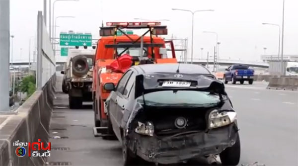 สิบล้อเบรกแตก พุ่งชนรถต่อคิวจ่ายค่าทางด่วน 7 คันรวด