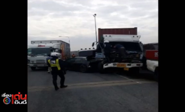 สิบล้อเบรกแตก พุ่งชนรถต่อคิวจ่ายค่าทางด่วน 7 คันรวด