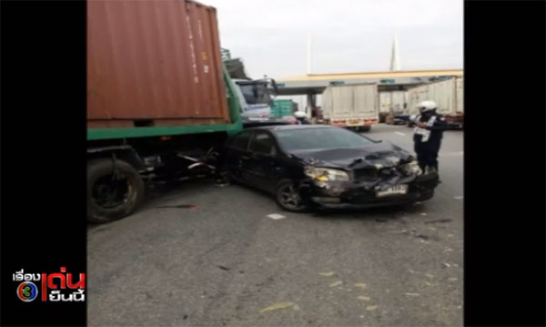 สิบล้อเบรกแตก พุ่งชนรถต่อคิวจ่ายค่าทางด่วน 7 คันรวด