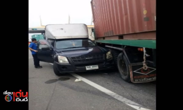 สิบล้อเบรกแตก พุ่งชนรถต่อคิวจ่ายค่าทางด่วน 7 คันรวด