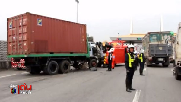 สิบล้อเบรกแตก พุ่งชนรถต่อคิวจ่ายค่าทางด่วน 7 คันรวด