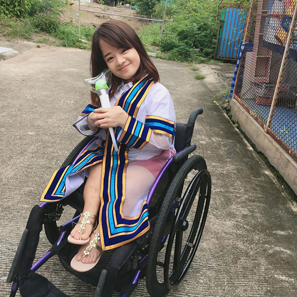 ส่งต่อกำลังใจ จากเด็กกำพร้า-ป่วยโรคร้าย กัดฟันสู้จนมีวันนี้..สวมครุยรับปริญญา 