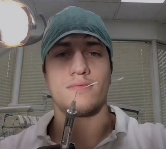 คุณหมอสายโหด โชว์ถอนฟันคุดตัวเองสด ๆ สุดหวาดเสียว เลือดกบปาก