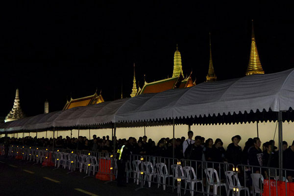ประชาชนกราบพระบรมศพคืนสุดท้าย