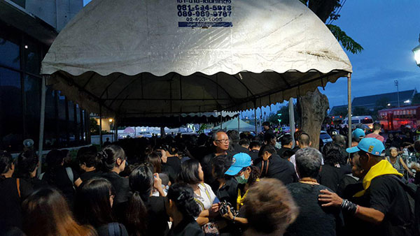 ประชาชนกราบพระบรมศพคืนสุดท้าย