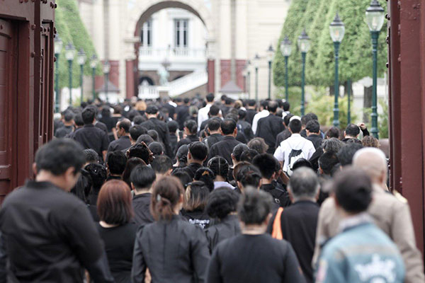 ประชาชนกราบพระบรมศพคืนสุดท้าย