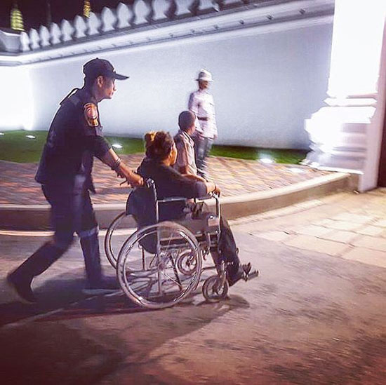 ซาบซึ้ง...คลิปเหล่าจิตอาสา ก้มกราบลาพระบรมศพครั้งสุดท้าย