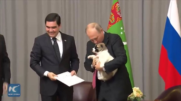 ปูตินปลื้ม ได้ของขวัญเป็นลูกสุนัข ปรี่เข้าอุ้ม จูบด้วยความเอ็นดู