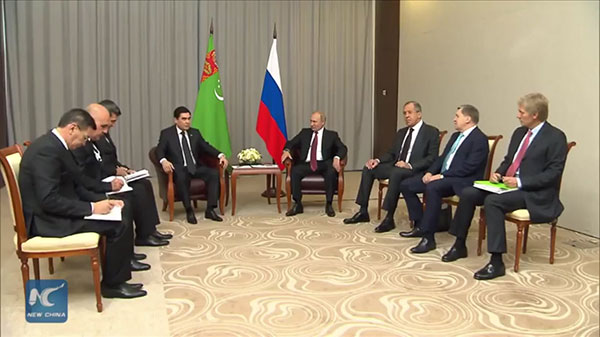 ปูตินปลื้ม ได้ของขวัญเป็นลูกสุนัข ปรี่เข้าอุ้ม จูบด้วยความเอ็นดู