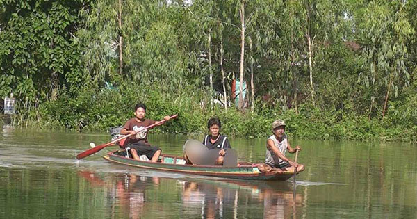 น้ำท่วมพิจิตรสูง 2 เมตร ลูกเขยอุ้มศพพ่อตานั่งเรือไปวัดอย่างทุลักทุเล