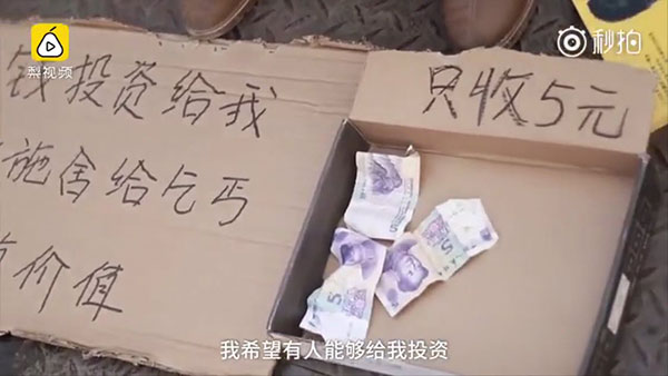 หนุ่ม นศ.จบใหม่ นั่งขอเงินบนสะพานลอย แถมบอก ลงทุนกับผม ดีกว่าให้ขอทาน