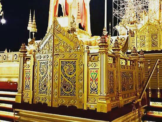 แม่ส่งพ่อครั้งสุดท้าย.. เปิดภาพแท่นยกระดับ สมเด็จพระราชินี ข้างพระเมรุมาศ