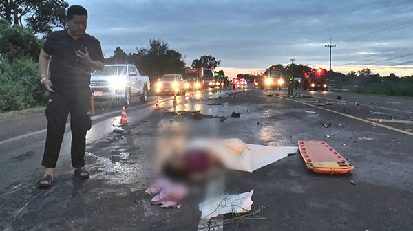 รถน้ำมันพุ่งชนปิกอัพพาครอบครัวเที่ยวปิดเทอม ตาย 2 เจ็บ 7