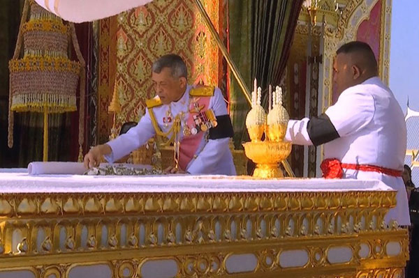 รอยเตอร์ส เผยรายงานพระราชพิธีเก็บพระบรมอัฐิ หลังค่ำคืนแห่งน้ำตาชาวไทย 