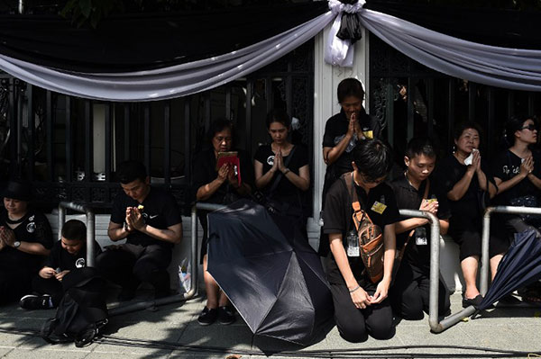 รอยเตอร์ส เผยรายงานพระราชพิธีเก็บพระบรมอัฐิ หลังค่ำคืนแห่งน้ำตาชาวไทย 