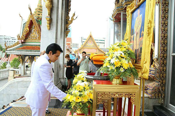 โปรดเกล้าฯ บิณฑ์ บรรลือฤทธิ์ ผู้แทนพระองค์ ทอดกฐินพระราชทาน