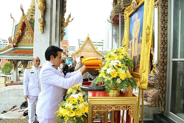 โปรดเกล้าฯ บิณฑ์ บรรลือฤทธิ์ ผู้แทนพระองค์ ทอดกฐินพระราชทาน