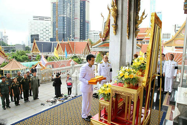 โปรดเกล้าฯ บิณฑ์ บรรลือฤทธิ์ ผู้แทนพระองค์ ทอดกฐินพระราชทาน