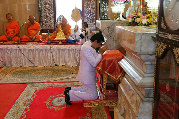 โปรดเกล้าฯ บิณฑ์ บรรลือฤทธิ์ ผู้แทนพระองค์ ทอดกฐินพระราชทาน