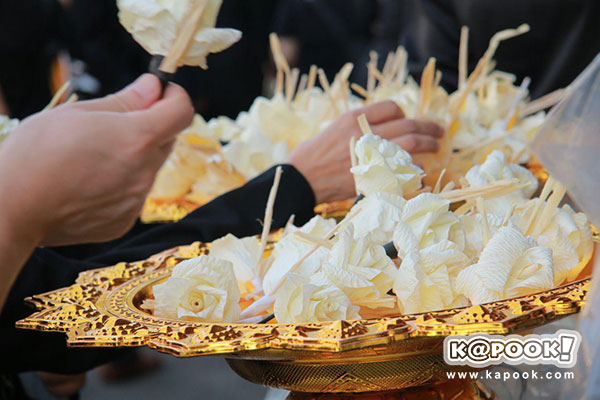 พิธีวางดอกไม้จันท์เริ่มแล้ว ประชาชนทยอยไปพระเมรุมาศจำลองทั่วประเทศ