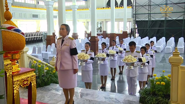 พิธีวางดอกไม้จันท์เริ่มแล้ว ประชาชนทยอยไปพระเมรุมาศจำลองทั่วประเทศ