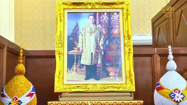 พิธีวางดอกไม้จันท์เริ่มแล้ว ประชาชนทยอยไปพระเมรุมาศจำลองทั่วประเทศ