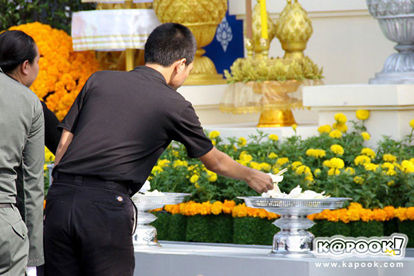 พิธีวางดอกไม้จันท์เริ่มแล้ว ประชาชนทยอยไปพระเมรุมาศจำลองทั่วประเทศ