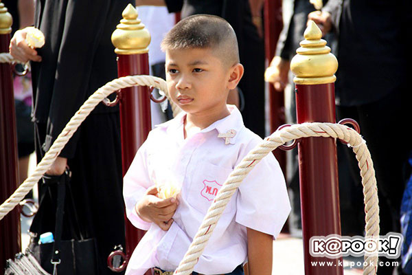 พิธีวางดอกไม้จันท์เริ่มแล้ว ประชาชนทยอยไปพระเมรุมาศจำลองทั่วประเทศ