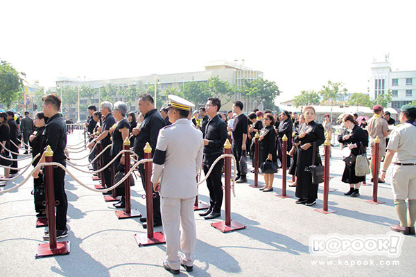 พิธีวางดอกไม้จันท์เริ่มแล้ว ประชาชนทยอยไปพระเมรุมาศจำลองทั่วประเทศ